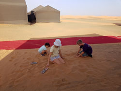 Kinder in der Wüste