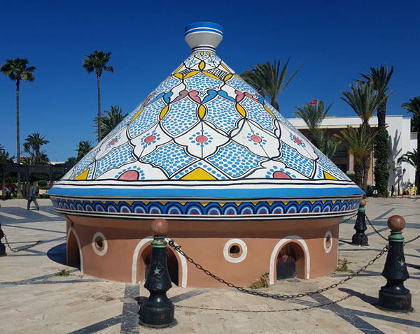 Tajine in Kreisel von Safi